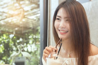 Asyalı kadın içme gülümseyen