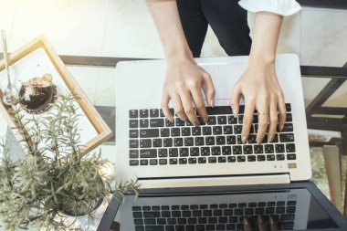 Kadın el laptop ile çalışma