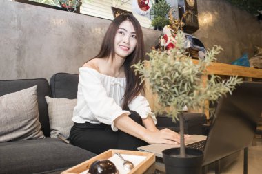  dizüstü bilgisayarda çalışan güzel mutlu kadın