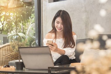  dizüstü bilgisayarda çalışan güzel mutlu kadın