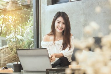 Kafede çalışan Asyalı kadın