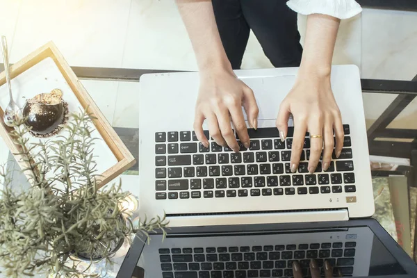 Mano donna che lavora con il computer portatile — Foto Stock