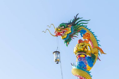 Ejderha heykeli mavi gökyüzü üzerinde