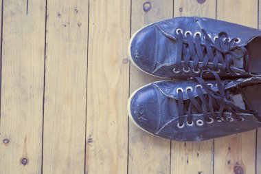 Ahşap üzerine Vintage spor ayakkabı