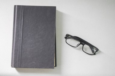 Gözlüklü eski kitap.