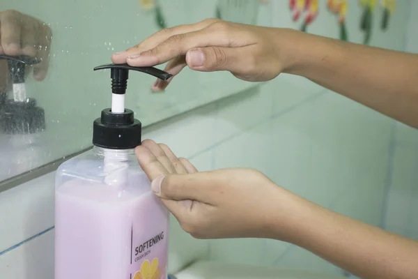 Botella de plástico de cuidado de la piel — Foto de Stock