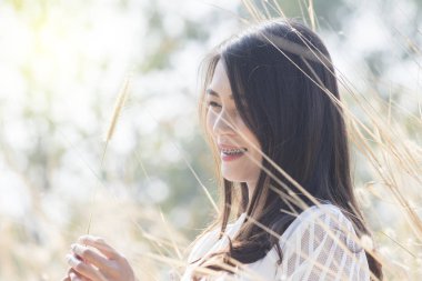 Asyalı kadınlar gülümseyen portresi