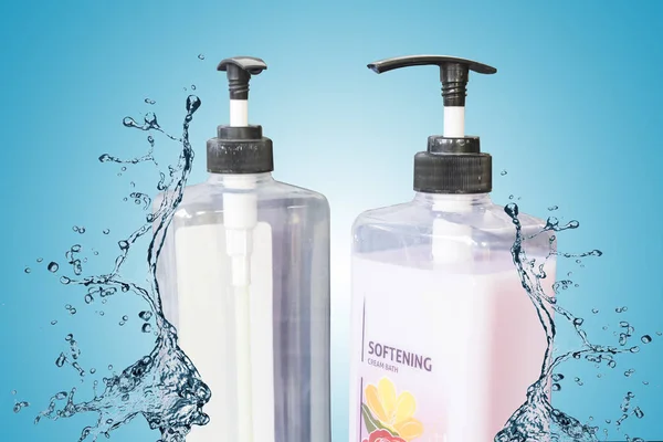 Fermer deux bouteilles de shampooing — Photo