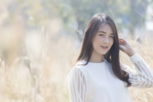 Porträtt av leende asiatiska kvinnor — Stockfoto