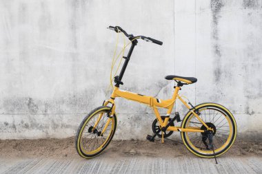 tuğla duvar sarı Bisiklet