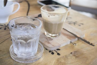 kahve ile cam su seviyesi