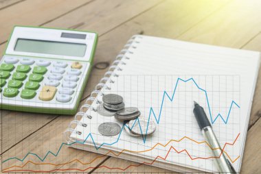 Not defteri ve hesap makinesi ile sikkeler