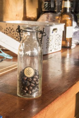 Kahve çekirdeği cam şişe