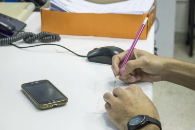 Erkek el beyaz kağıda yazı