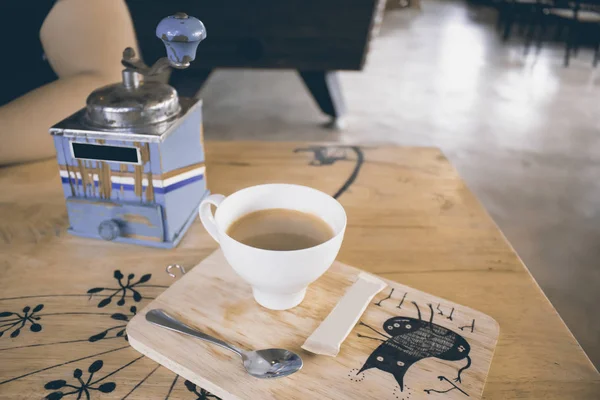 Copo de café branco na mesa — Fotografia de Stock