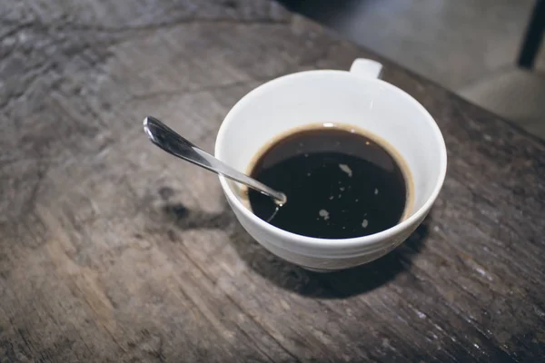 Xícara de café na mesa de madeira — Fotografia de Stock