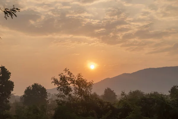 Cielo nuboso y sol por la mañana — Foto de Stock