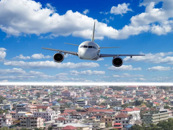 Uçak şehrin üzerinde uçuyor.