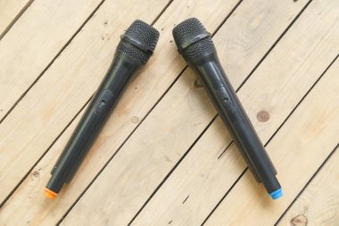 Ahşap üzerine iki mikrofon