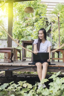 dizüstü bilgisayar ile gülümseyen kadın