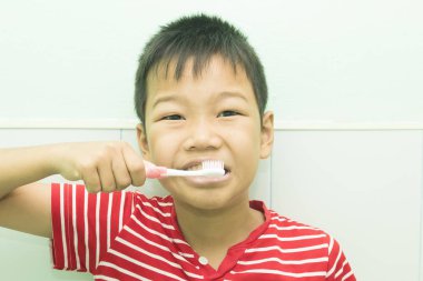 mutlu bir çocukluk diş fırçalama