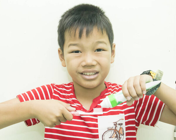 Улыбающийся мальчик с зубной щеткой
