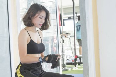 eldiven giyen kadınlar 