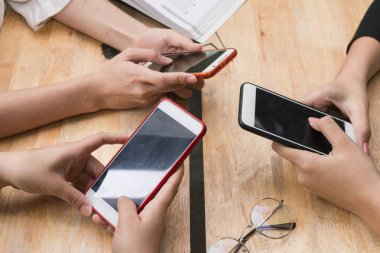 Akıllı telefonlar ile birlikte eğleniyor arkadaş grubu