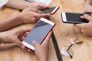 Akıllı telefonlar ile birlikte eğleniyor arkadaş grubu