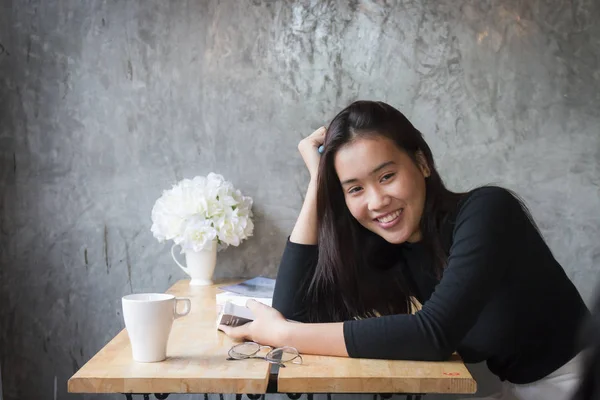 Adolescente asiatico donne sorridente in caffè — Foto Stock