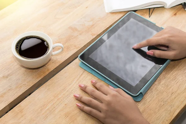 Mulheres mão tocando dispositivo tablet em branco — Fotografia de Stock