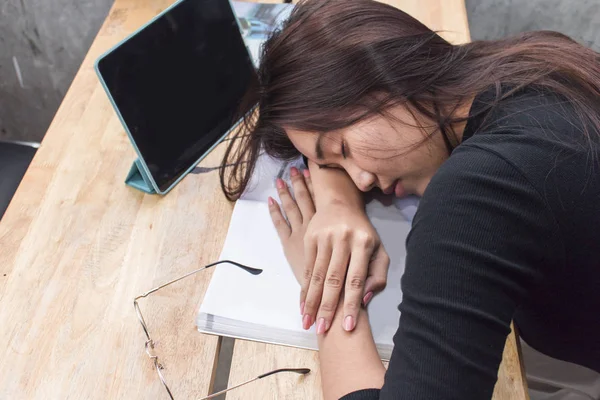 Öğrenci kitap üzerinde uyuyor