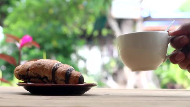 Un homme met une tasse de café — Video