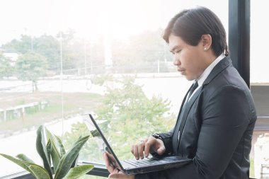  onun dizüstü bilgisayarda yazarak işadamı 