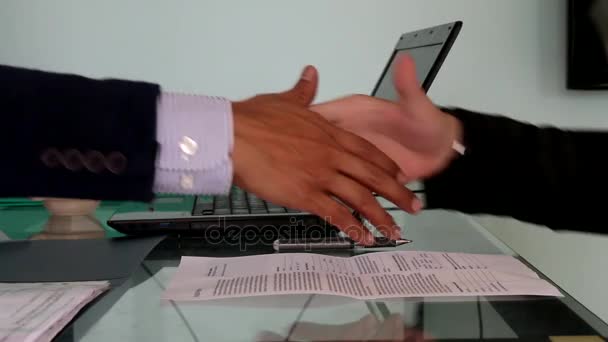 Business people shaking hands — Stock Video