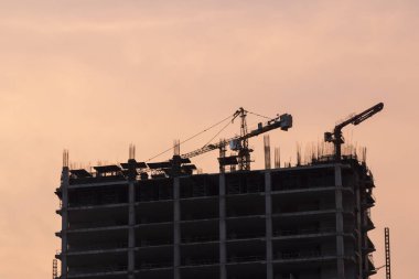 Gün batımında inşaat alanı 