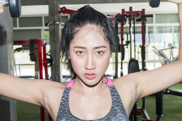  Asyalı kadın spor salonunda eğitim