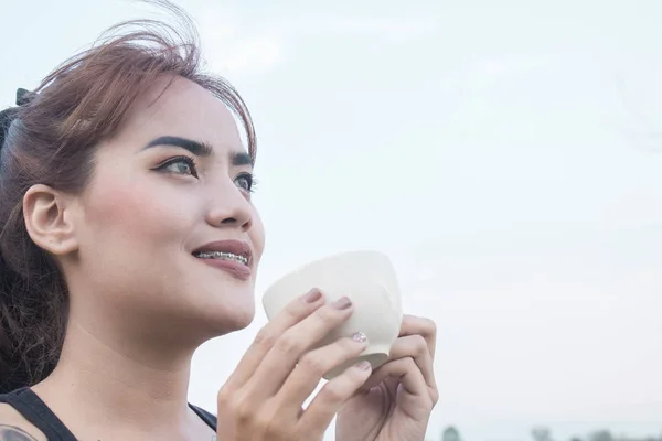 Lächelnde asiatische Frauen mit Tasse Kaffee — Stockfoto