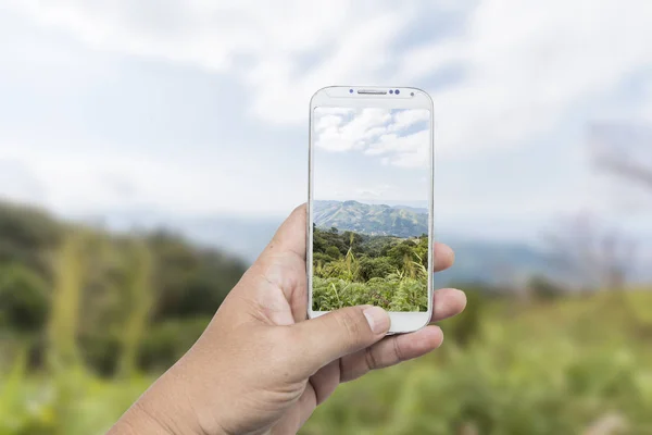 Mano masculina usando su teléfono inteligente — Foto de Stock