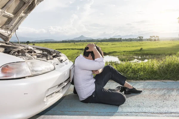 Κάθεται σε ένα σπασμένο αυτοκίνητο — Φωτογραφία Αρχείου
