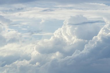 Mavi gökyüzünde beyaz bulutlar