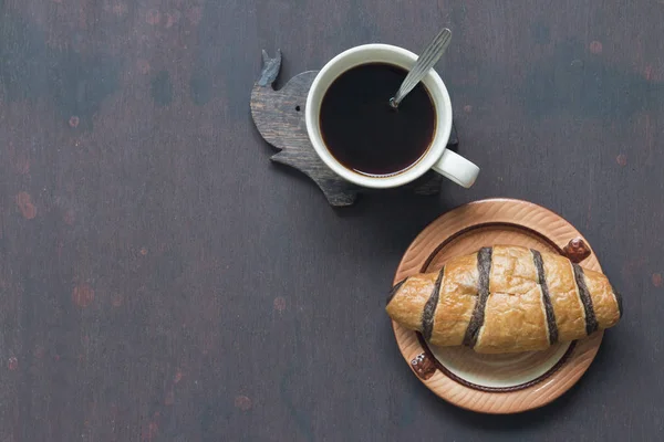 Kaffeetasse mit Croissant — Stockfoto