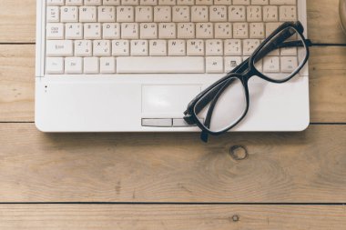 göz cam üstünde laptop
