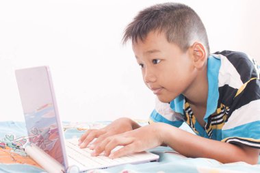  Laptop ile oynayan çocuk 