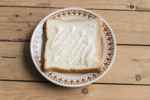 Pão coberto com leite condensado adoçado — Fotografia de Stock