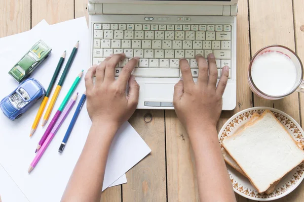 Tipi di bambini sul computer portatile — Foto Stock