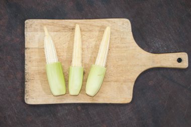 Kesme tahtası üzerinde bebek Mısır