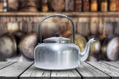 Tablo üzerinde eski su ısıtıcısı