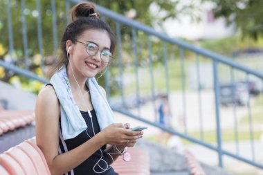  Kadın dinlenmek egzersiz egzersiz yaptıktan sonra