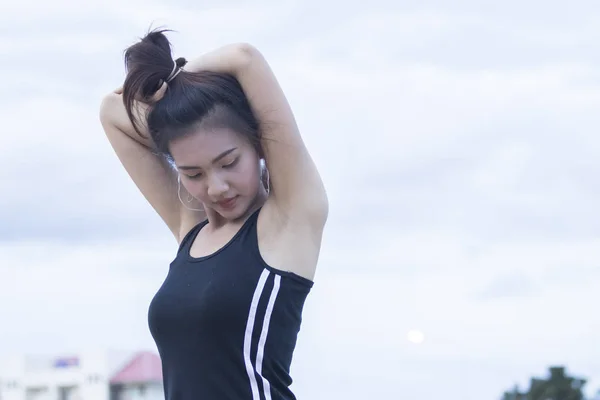 Asiatisk tjej idrottsman i sportkläder gör uppvärmning — Stockfoto